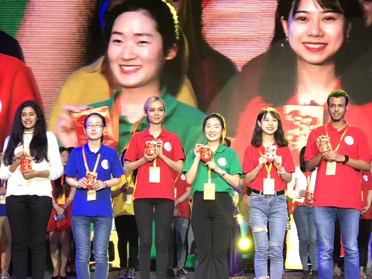 阿尔顿(土库曼斯坦留学生)(左三)获“汉教英雄通关令”