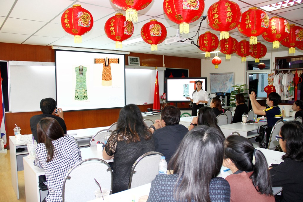 图1:曼松德孔子学院教师汉服文化讲座