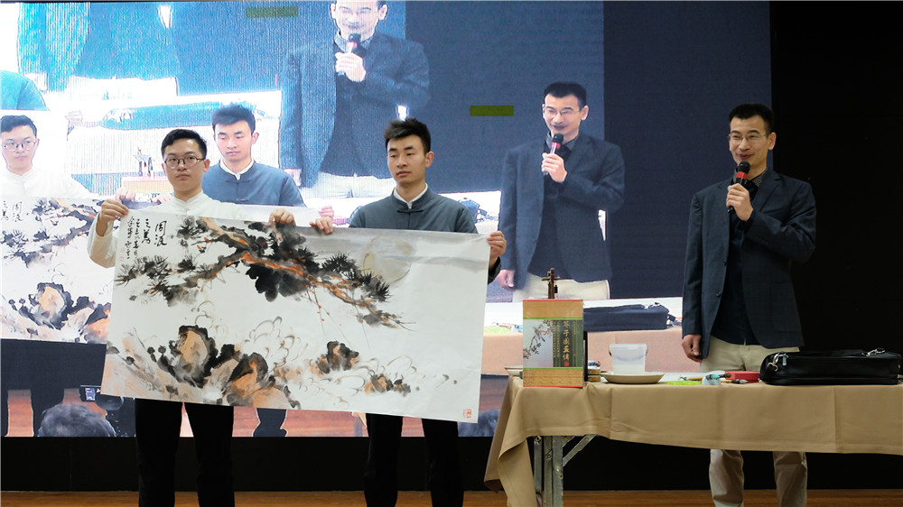 图4.姜教授现场创作