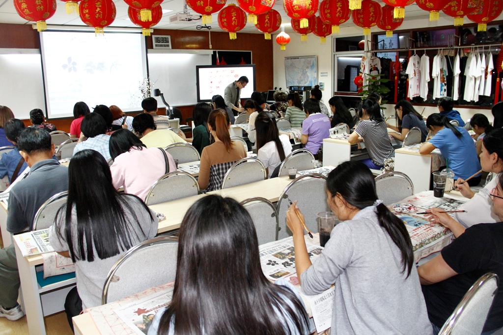 图1. 孔子学院教师为校友讲解梅花画法