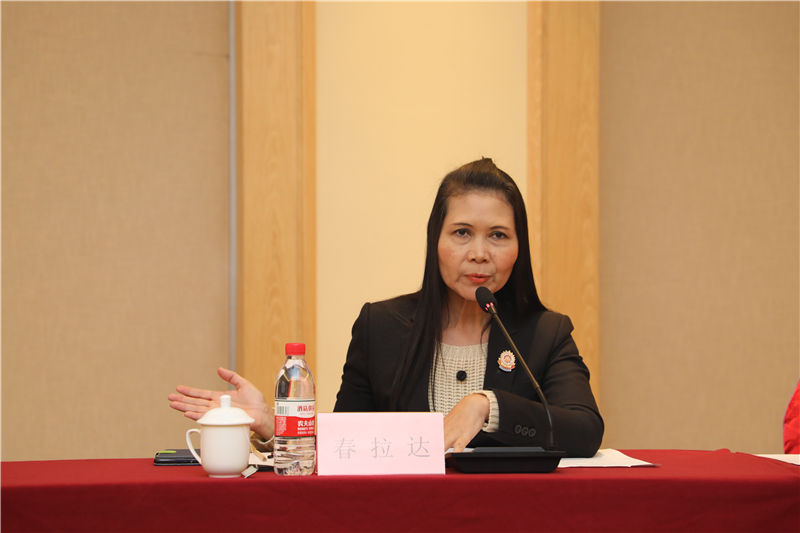 曼松德·昭帕亚皇家师范大学副校长春拉达讲话