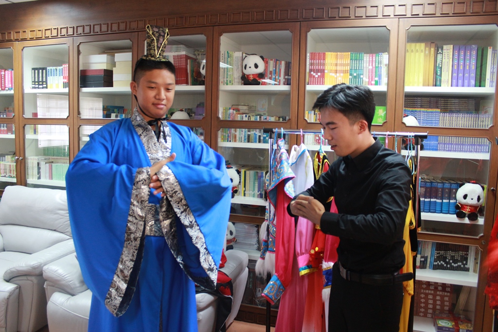 图5:曼松德孔子学院教师讲解男子汉服礼仪