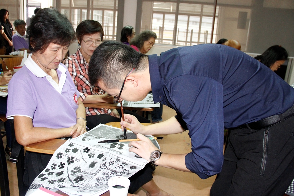 图3. 孔子学院教师指导校友画梅花