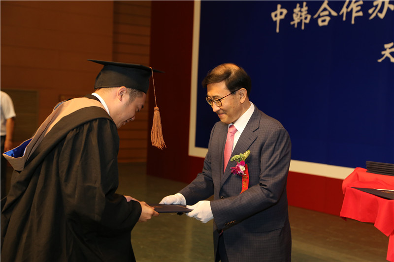 李昇勋校长为学员颁发学位证书