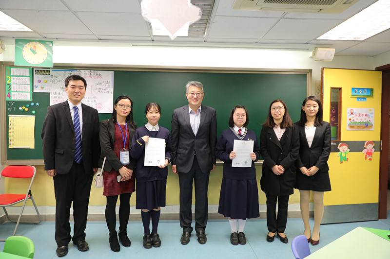 王志伟副主任与部分被我校录取考生合影