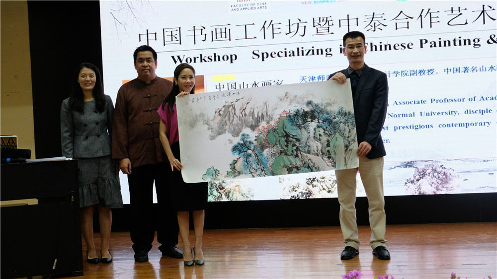 图3.姜教授向泰国博仁大学校长达丽噶(Dr.Darika Lathapipat)女士赠送画作