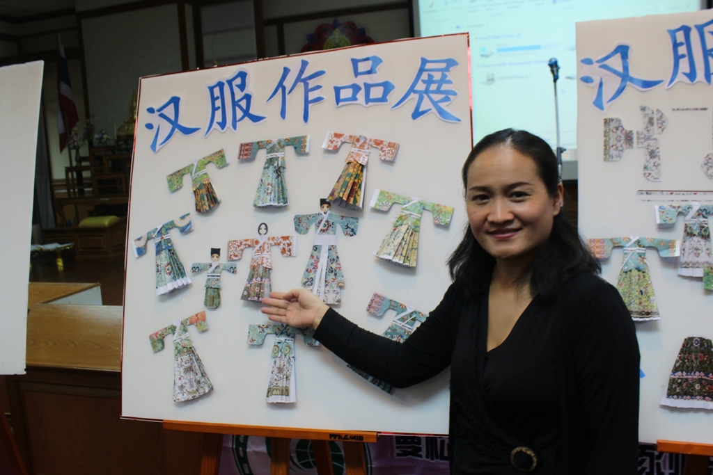 图7:参训校友和自己的汉服成果合影