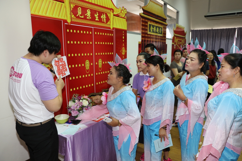 图2:“见景生情”景区引来大家围观