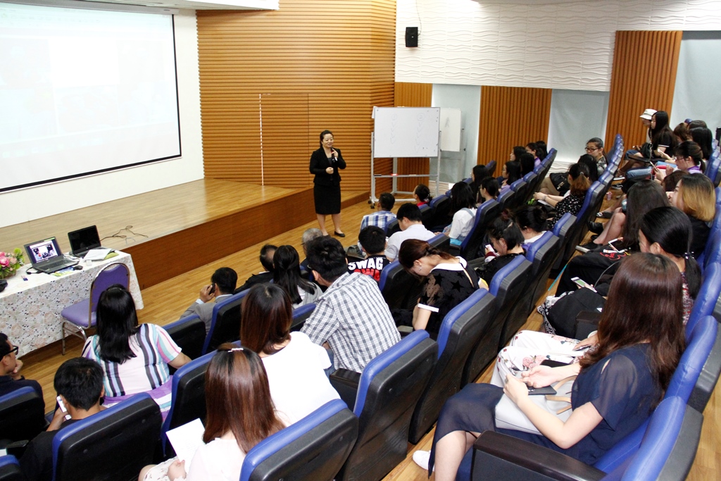 图7. 公派教师宋春芝点评实习团教学技能展示