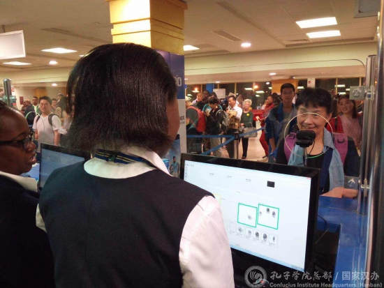 肯尼亚机场工作人员用汉语与中国游客交流