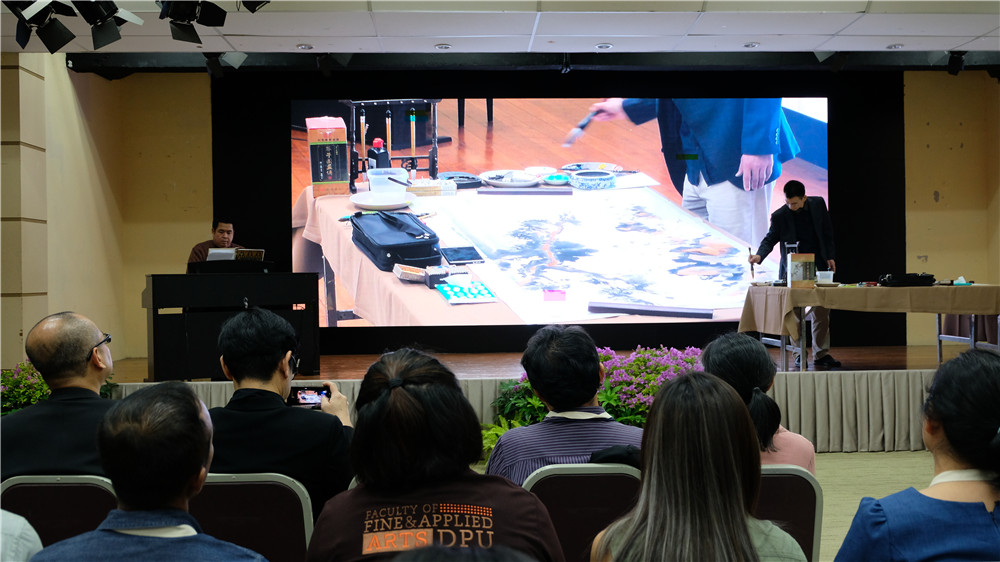 图2.姜教授与海上丝路孔院张楚雄院长在开幕式上合作演出