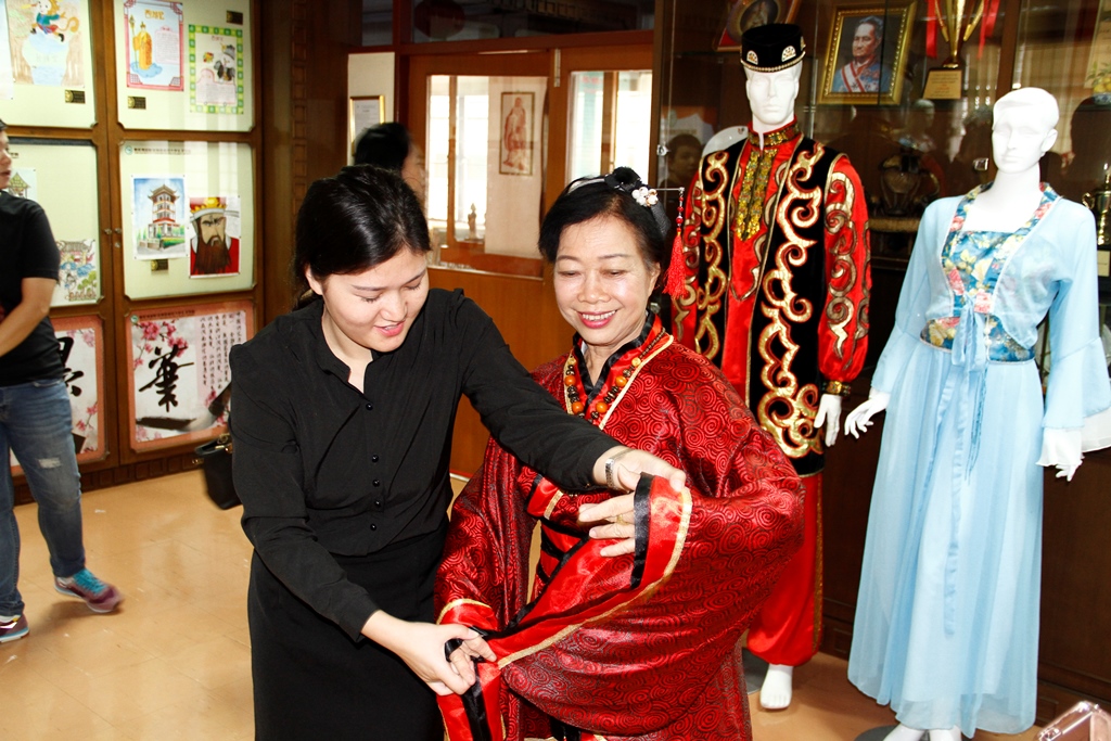 图6:曼松德孔子学院教师讲解女子汉服礼仪