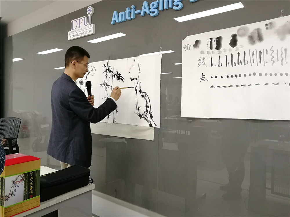 图5.姜教授在中国国画讲座中教授学生基本功